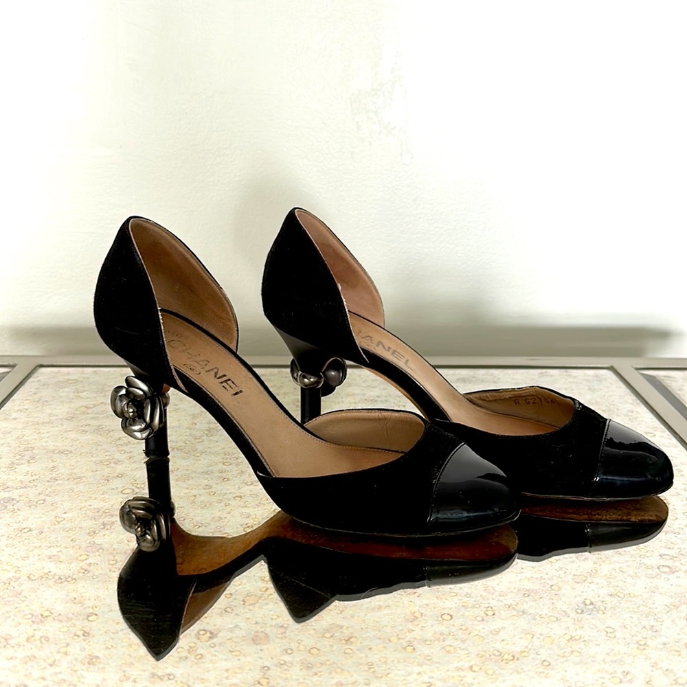 Unique CHANEL black patent and linen pumps 36 1/2